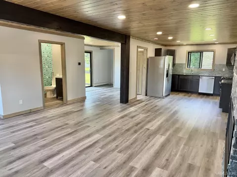 Living - 1504 Putnam, Wakefield, MI 49968 photo 4 of 5