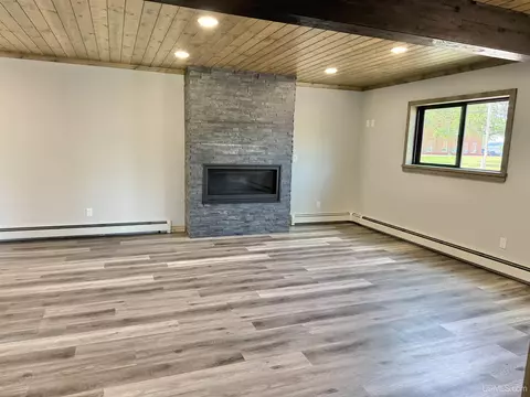 Living - 1504 Putnam, Wakefield, MI 49968 photo 2 of 5