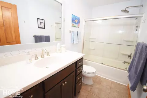 Bath - 13092 Beardslee, Perry, MI 48872 photo 2 of 2