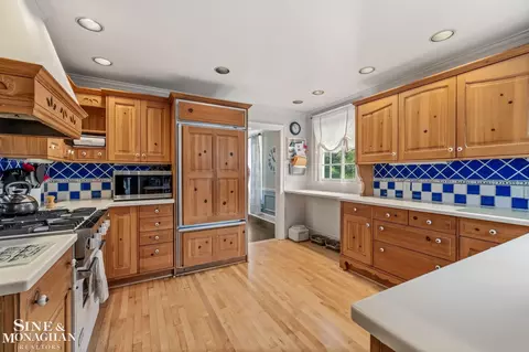 Kitchen - 580 Hampton, Grosse Pointe Woods, MI 48236 photo 4 of 5