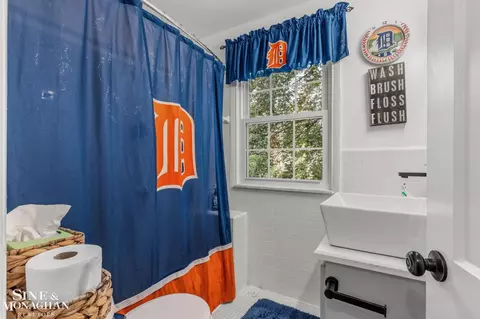 Bath - 580 Hampton, Grosse Pointe Woods, MI 48236 photo 3 of 7