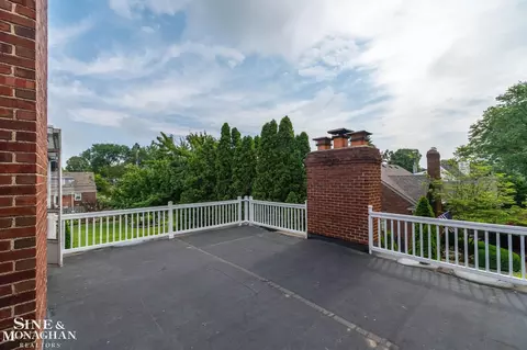 Exterior - 580 Hampton, Grosse Pointe Woods, MI 48236 photo 8 of 10