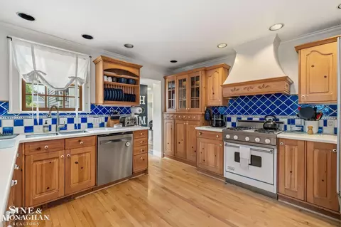 Kitchen - 580 Hampton, Grosse Pointe Woods, MI 48236 photo 2 of 5