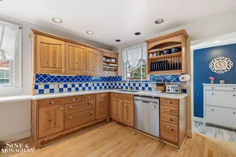 Kitchen - 580 Hampton, Grosse Pointe Woods, MI 48236 photo 5 of 5