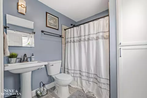 Bath - 580 Hampton, Grosse Pointe Woods, MI 48236 photo 2 of 7