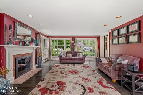 Living - 580 Hampton, Grosse Pointe Woods, MI 48236 photo 2 of 2
