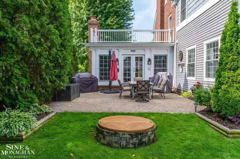 Exterior - 580 Hampton, Grosse Pointe Woods, MI 48236 photo 5 of 10