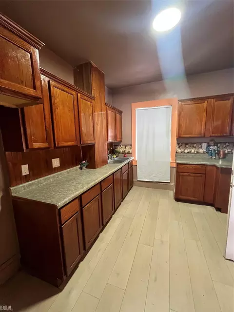 Kitchen - 600 W Biddle, Jackson, MI 49203 photo 1 of 3