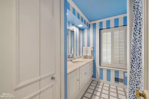 Bath - 20 Windemere, Grosse Pointe Farms, MI 48236 photo 3 of 7