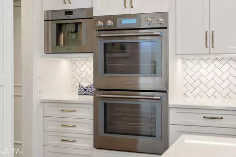 Kitchen - 20 Windemere, Grosse Pointe Farms, MI 48236 photo 7 of 11