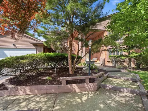 4677 Rolling Rdg, West Bloomfield, MI 48323