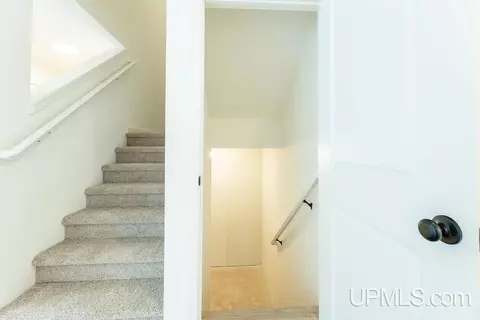 Entry Way - 403 25th, Gladstone, MI 49837 photo 6 of 7