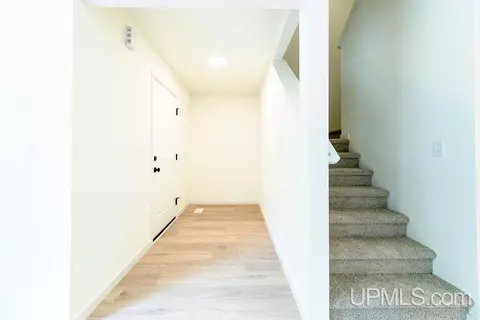 Entry Way - 403 25th, Gladstone, MI 49837 photo 5 of 7