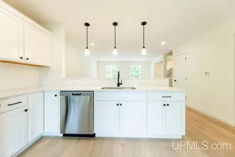 Kitchen - 403 25th, Gladstone, MI 49837 photo 3 of 4