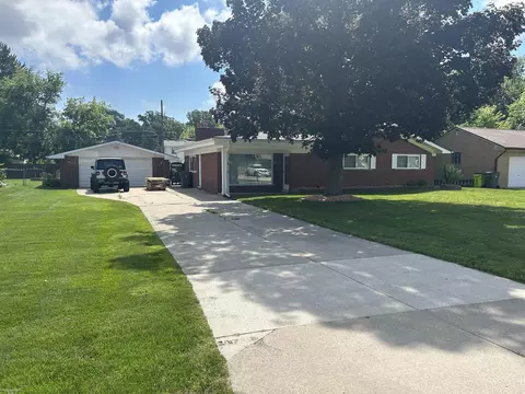 38506 Manchester St, Clinton Township, MI 48036