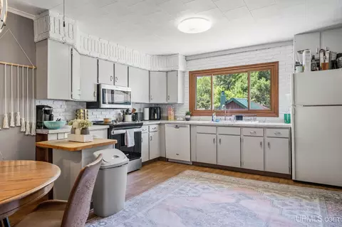 Kitchen - 2015 School, Ishpeming, MI 49849 photo 3 of 3