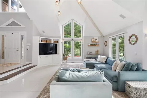 Living - 2288 W Smith, Temperance, MI 48182 photo 4 of 5