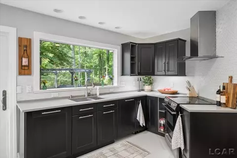 Kitchen - 2288 W Smith, Temperance, MI 48182 photo 4 of 5