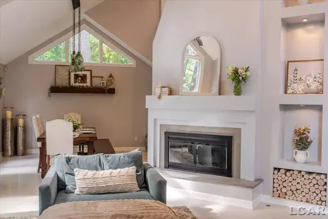 Living - 2288 W Smith, Temperance, MI 48182 photo 2 of 5