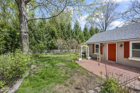Exterior - 190 Lakeview, Grosse Pointe Farms, MI 48236 photo 6 of 7