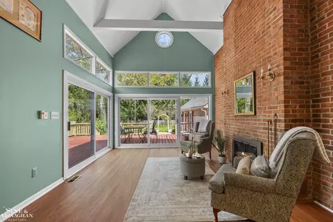 Living - 190 Lakeview, Grosse Pointe Farms, MI 48236 photo 5 of 6