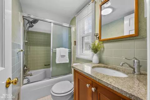 Bath - 190 Lakeview, Grosse Pointe Farms, MI 48236 photo 4 of 4