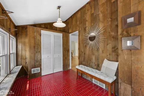 Entry Way - 190 Lakeview, Grosse Pointe Farms, MI 48236 photo 2 of 5