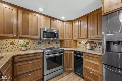Kitchen - 190 Lakeview, Grosse Pointe Farms, MI 48236 photo 3 of 3