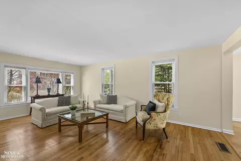 Living - 190 Lakeview, Grosse Pointe Farms, MI 48236 photo 3 of 6