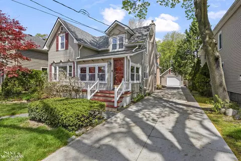 Exterior - 190 Lakeview, Grosse Pointe Farms, MI 48236 photo 2 of 7