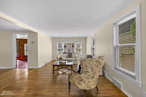 Living - 190 Lakeview, Grosse Pointe Farms, MI 48236 photo 4 of 6