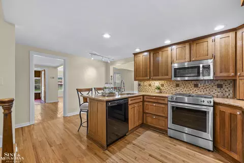 Kitchen - 190 Lakeview, Grosse Pointe Farms, MI 48236 photo 2 of 3