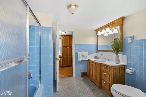 Bath - 190 Lakeview, Grosse Pointe Farms, MI 48236 photo 2 of 4