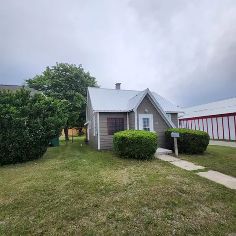 Exterior - 435 E Cedar, Gladwin, MI 48624 photo 2 of 5