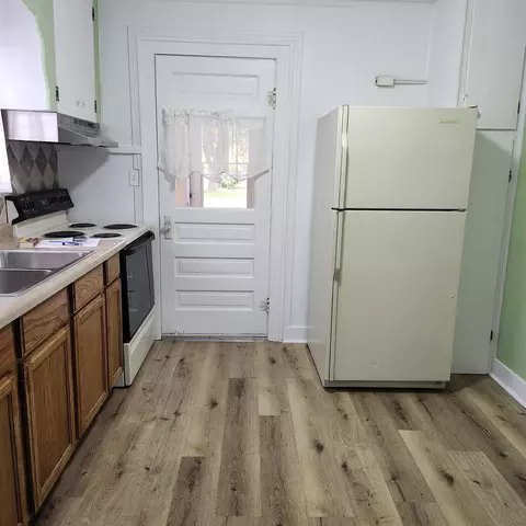 Kitchen - 435 E Cedar, Gladwin, MI 48624 photo 1 of 2