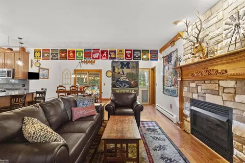 Living - 308 Emily, Flushing, MI 48433 photo 3 of 6