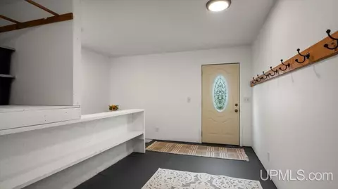 Entry Way - 3774 18th, Escanaba, MI 49829 photo 2 of 8