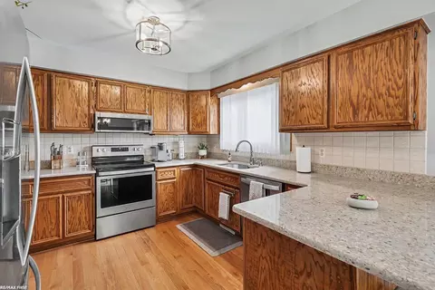 Kitchen - 48103 Greenbriar, Macomb, MI 48044 photo 1 of 3