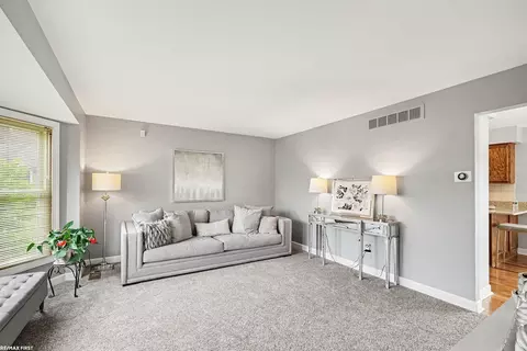 Living - 48103 Greenbriar, Macomb, MI 48044 photo 2 of 6