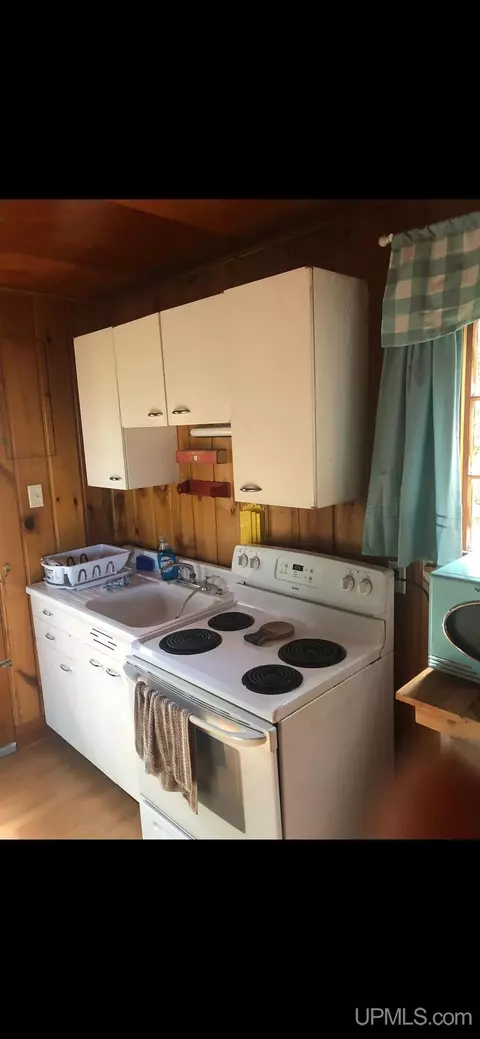 Kitchen - 13290 M-26, Eagle Harbor, MI 49950 photo 2 of 6