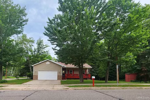 1630 Center, Marquette, MI 49855