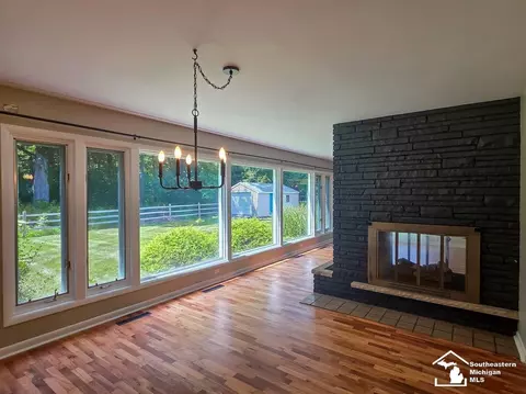 Living - 3414 Caroline, Jackson, MI 49203 photo 3 of 6