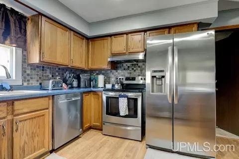 Kitchen - 4316 D, Bark River, MI 49807 photo 6 of 7