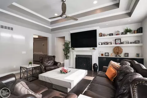 Living - 16818 Glenhurst, Macomb, MI 48044 photo 3 of 4