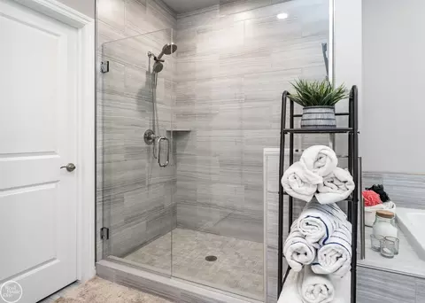 Bath - 16818 Glenhurst, Macomb, MI 48044 photo 2 of 4