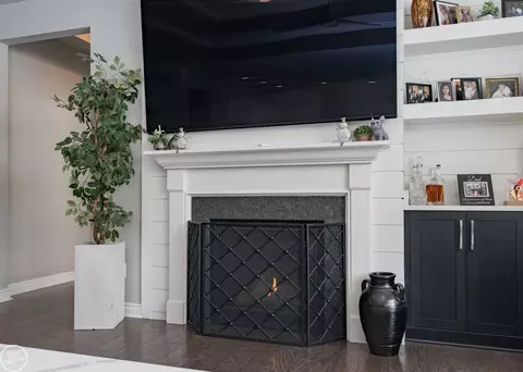 Living - 16818 Glenhurst, Macomb, MI 48044 photo 2 of 4