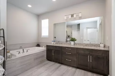 Bath - 16818 Glenhurst, Macomb, MI 48044 photo 1 of 4