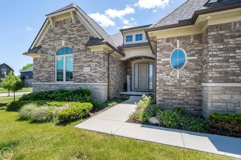 Exterior - 16818 Glenhurst, Macomb, MI 48044 photo 4 of 8