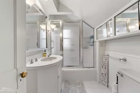 Bath - 357 Roosevelt Pl, Grosse Pointe, MI 48236 photo 3 of 3