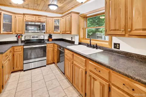 Kitchen - 1223 Cooper Lk, Ishpeming, MI 49849 photo 2 of 3